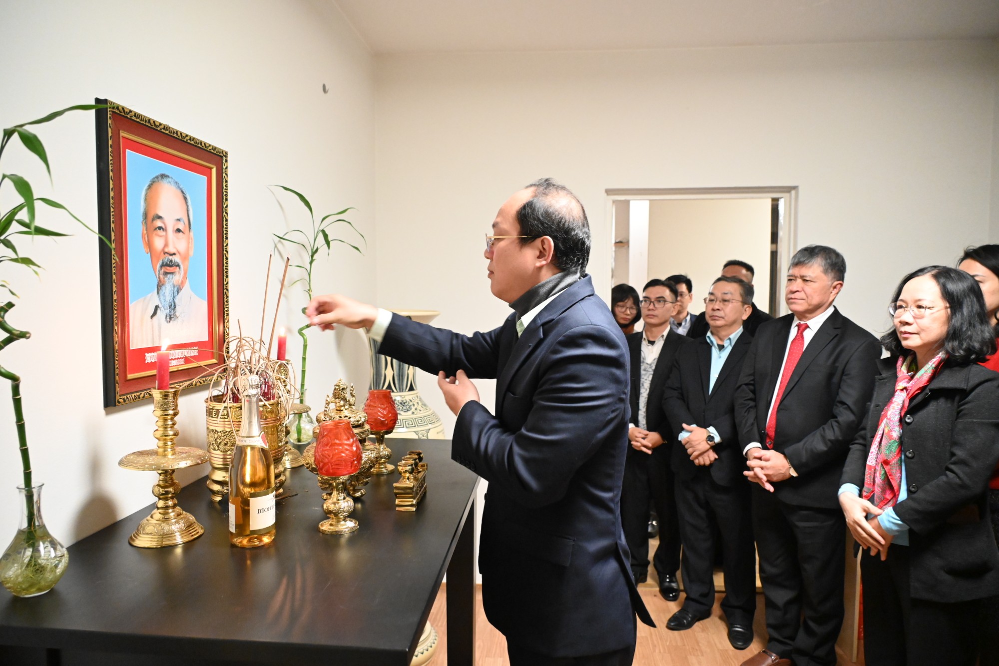 Phó Bí thư Thành ủy TP. Hồ Chí Minh Nguyễn Hồ Hải cùng đoàn công tác TPHCM thắp hương bàn thờ Bác Hồ tại Đại sứ quán Việt Nam tại Phần Lan.